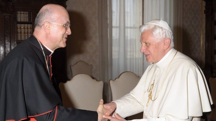 El cardenal Bertone con el Papa Benedicto XVI.