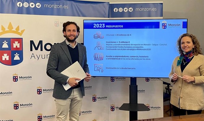 El alcalde de Monzón, Isaac Claver, y la concejal de Hacienda, Marta Montaner