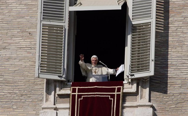 Benedicto XVI en el rezo del Ángelus durante su pontificado.