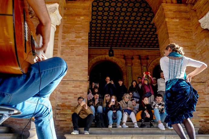 Espectáculo flamenco en los soportales de la Plaza de España a 03 de enero del 2023 en Sevilla (Andalucía, España), foto de archivo