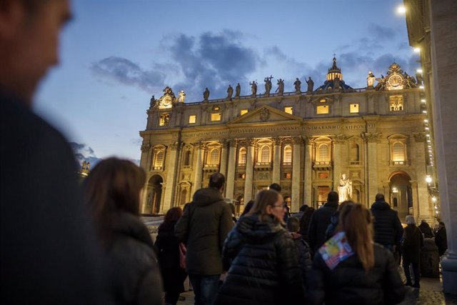 Una fila de personas espera ante la basílica de San Pedro para despedir al Papa emérito Benedicto XVI.