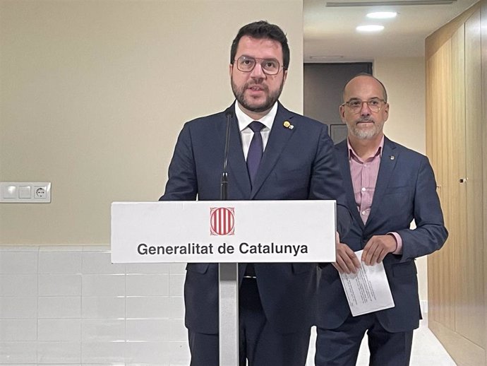El presidente de la Generalitat Pere Aragons y el conseller Carles Campuzano, en una visita a un equipamiento de la Fundació Arrels
