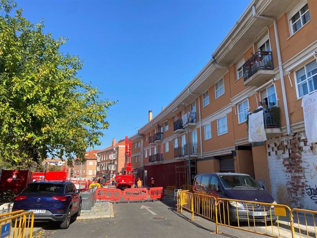 Maquina que inyecta hormigón en la parte de atrás del edificio de viviendas desalojado en la plaza de la Fuente del Trébol, a 4 de enero de 2023, en San Fernando de Henares