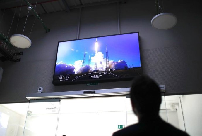 El conseller Roger Torrent observa el despegue del nanosatélite 'Menut'.