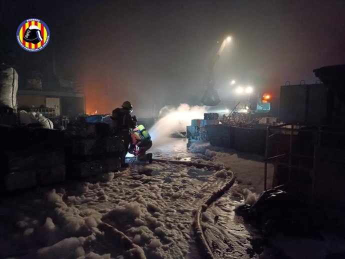 Sofocan un incendio en una empresa de reciclaje de chatarra en Manises (Valencia)