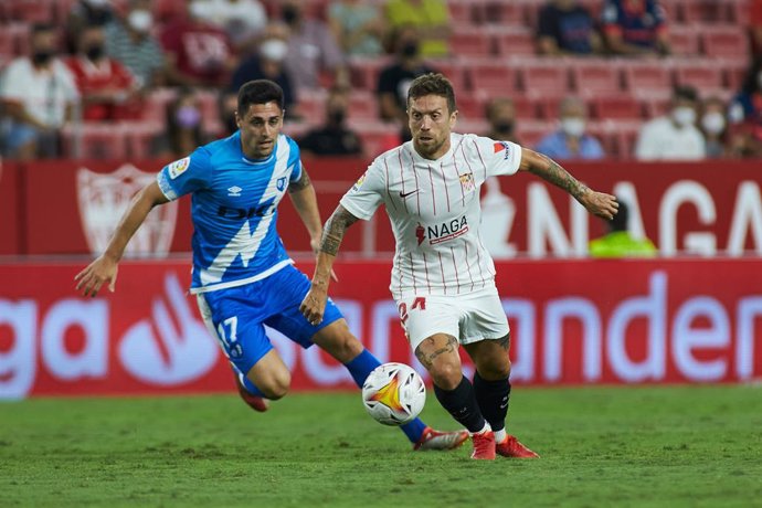 Archivo - Alejandro Dario "Papu" Gomez of Sevilla Martin Mequelanz of Rayo Vallecano during the spanish league, La Liga Santander, football match played between Sevilla FC and Rayo Vallecano at Ramon Sanchez-Pizjuan stadium on August 15, 2021, in Sevill