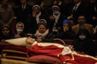 Laicos y consagrados despiden a Benedicto XVI en San Pedro: "Será doctor de la Iglesia. Lo canonizarán pronto"