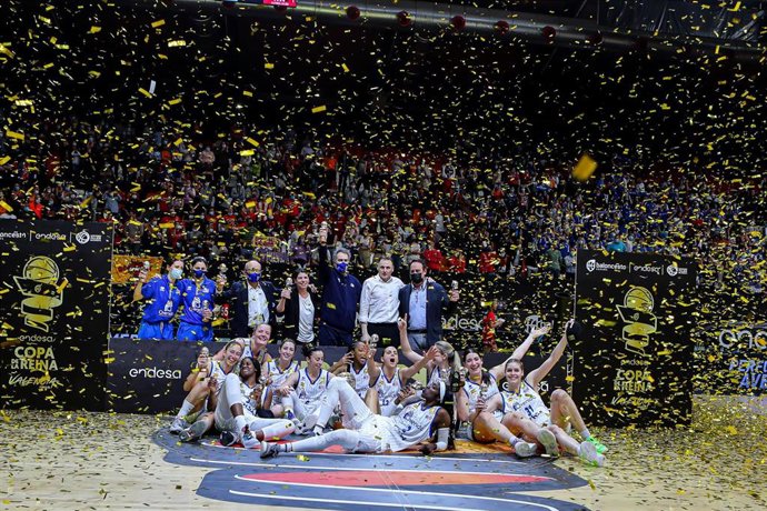 Archivo - El Perfumerías Avenida celebra la conquista de la Copa de la Reina 2022