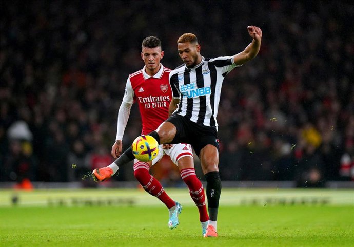 Ben White y Joelinton en el Arsenal-Newcastle