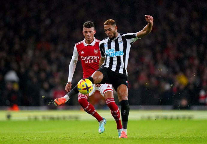 03 January 2023, United Kingdom, London: Arsenal's Ben White (L) and Newcastle United's Joelinton battle for the ball during the English Premier League soccer match between Arsenal and Newcastle United at the Emirates Stadium. Photo: Adam Davy/PA Wire/d