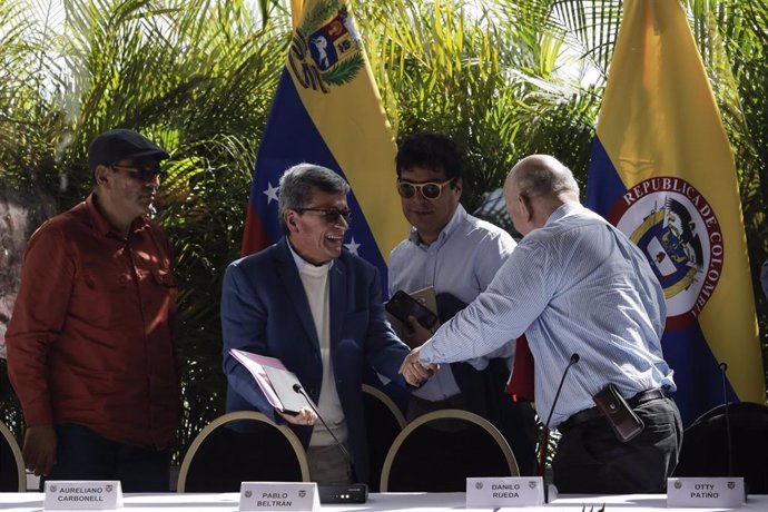 Pablo Beltrán, representante del Ejército de Liberación Nacional (ELN), estrecha la mano de Otty Patino, representante del Gobierno de Colombia, tras las conversaciones de paz, Caracas, Venezuela