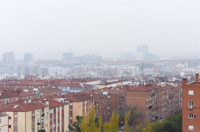Vistas de Madrid desde el parque del Cerro del 'Tío Pío' o popularmente conocido como el 'Parque de las siete tetas' con bancos de niebla, a 7 de diciembre de 2022, en Madrid (España).