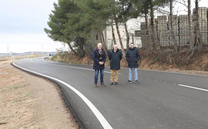El alcalde de Murchante, Luis Sancho, el consejero de Cohesión Territorial, Bernardo Ciriza, y el director general de Administración Local y Despoblación, Jesús Mari Rodríguez, durante la visita a las obras realizadas en el camino junto al río Alhama.