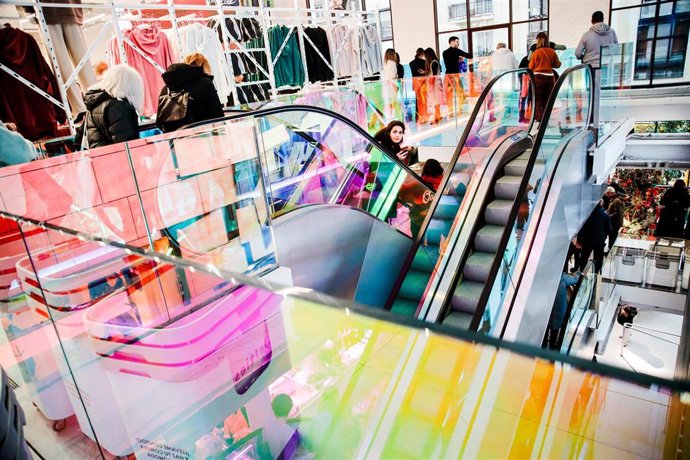 Varias personas en la tienda de Lefties de la calle Montera, a 9 de diciembre de 2022, en Madrid (España). 