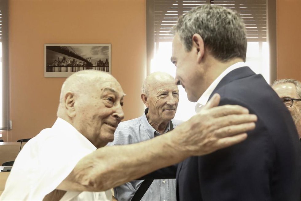 Archivo - El ex presidente del Gobierno José Luis Rodríguez Zapatero junto al ex secretario general de la UGT Nicolás Redondo en la jornada '1888-2018: UGT en la historia del sindicalismo ferroviario en España' celebrada en el Colegio de Huérfanos de Fe