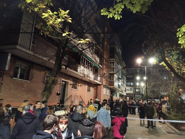 Un trabajador entra en el edificio de viviendas desalojado en la plaza de la Fuente del Trébol, a 4 de enero de 2023, en San Fernando de Henares, Madrid, (España).