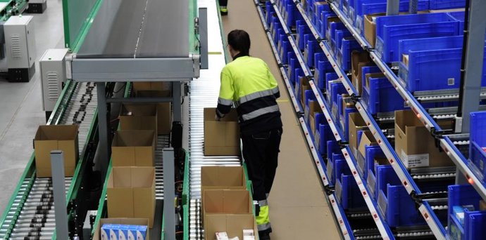 Archivo - Trabajador en una fábrica. 