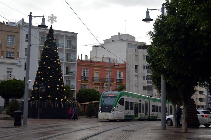 El Trambahía de la Bahía de la Cádiz a su paso por San Fernando (Cádiz)