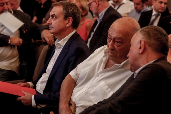 Archivo - El ex presidente del Gobierno José Luis Rodríguez Zapatero junto al ex secretario general de la UGT Nicolás Redondo en la jornada '1888-2018: UGT en la historia del sindicalismo ferroviario en España'.