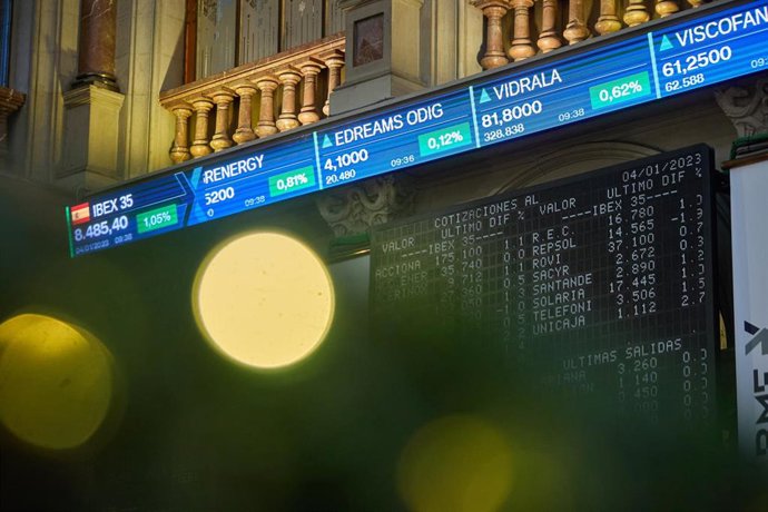Un panel del Ibex 35 en el Palacio de la Bolsa, a 4  de enero de 2023, en Madrid (España). 