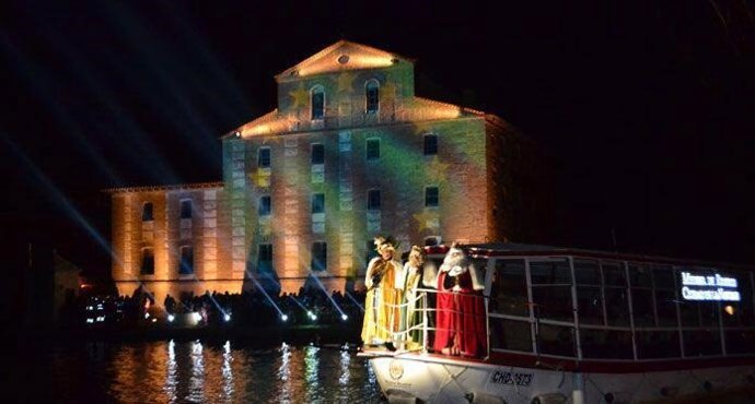 Archivo - Llegada de los Reyes Magos a la dársena del Canal de Castilla en Medina de Rioseco a bordo del barco 'Antonio de Ulloa' de la Diputación de Valladolid.