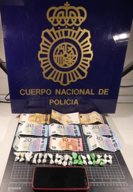 La Policía Nacional Detiene A Una Mujer Con 20 Papelinas De Cocaína En Su Monedero