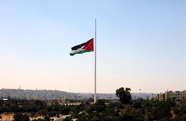 Archivo - La bandera de Jordania ondea a media asta en la capital, Amán, en recuerdo a las víctimas de las explosiones en el puerto de Beirut en 2020