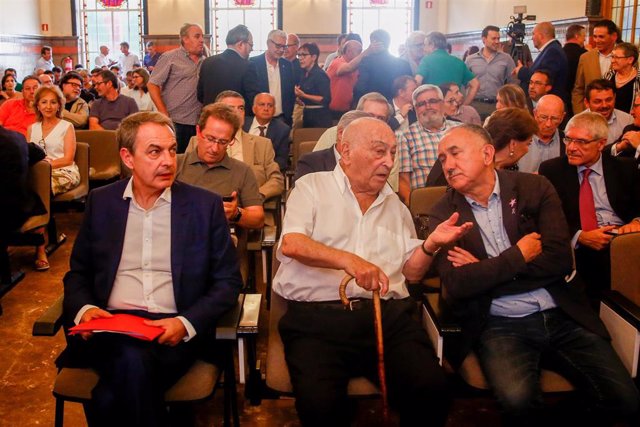 La abogada Cristina Almeida, la vicesecretaría general de UGT, Cristina Antoñanzas, el político e hijo de Nicolás Redondo, Nicolás Redondo Terreros, y el ex secretario general de UGT Cándido Méndez, en la capilla ardiente 