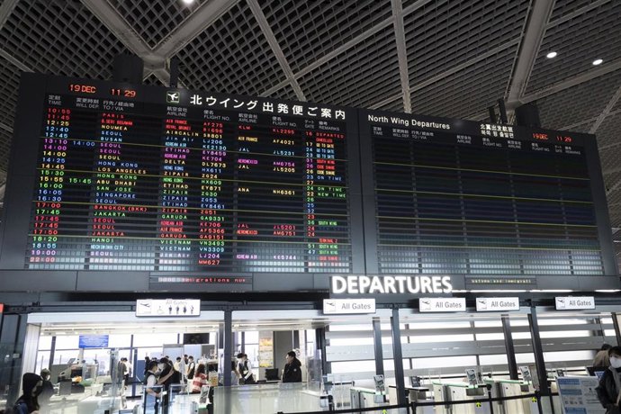 Cartel de aviso de vuelos en el Aeropuerto Internacional de Narita, en Japón