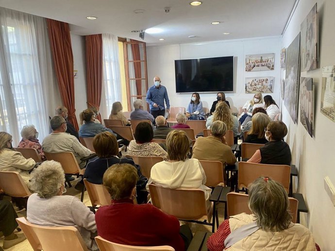 Una de las asambleas del IMAS para usuarios de residencias y sus familiares.