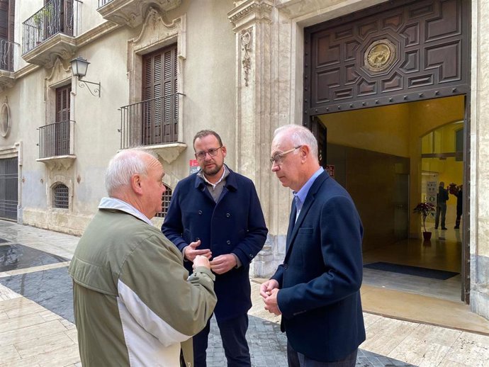 El concejal Antonio Navarro, en la puerta de la CHS