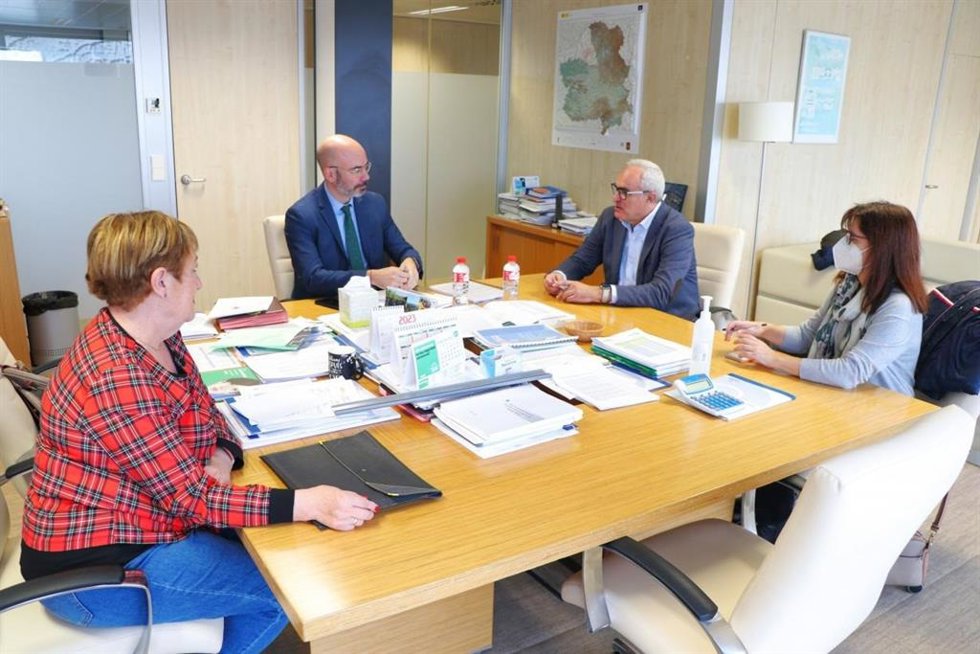 El director general de Recursos Humanos del Sescam, Iñigo Cortázar, con los representantes de la Asociación Española de Pacientes con Mastocitosis (AEDM)