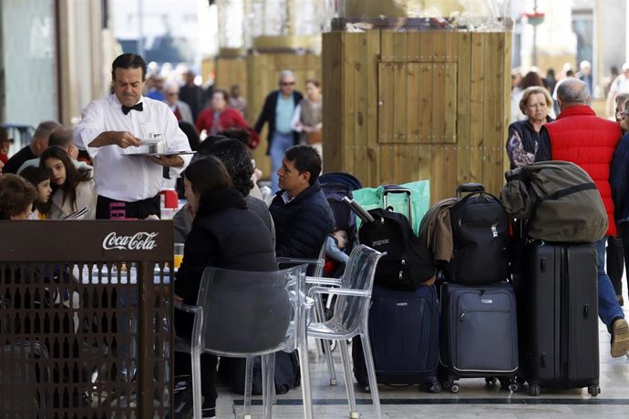 Malagueños y turistas disfrutan de una jornada de altas temperaturas coincidiendo con los días festivos de la Navidad.