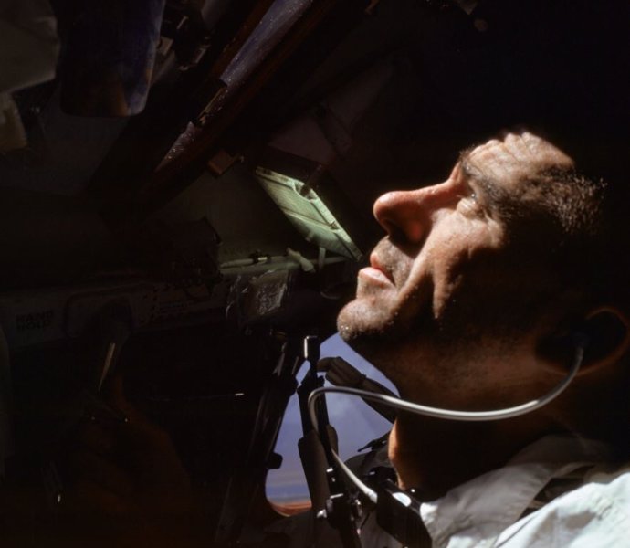 El astronauta de la NASA Walter Cunningham, piloto del módulo lunar Apolo 7, es fotografiado durante la misión Apolo 7.