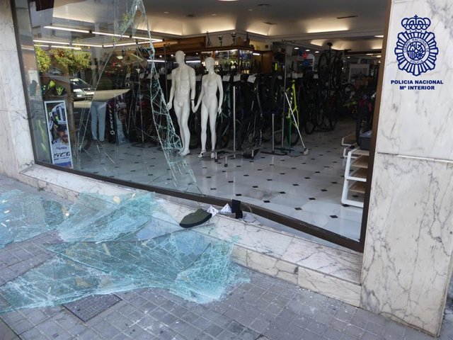 Imagen de la tienda afectada por el robo en Huelva capital.