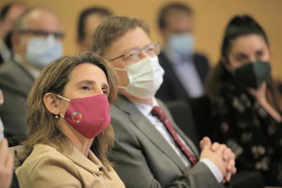 Archivo - La ministra para la Transición Ecológica y el Reto Demográfico, Teresa Ribera, y el president de la Generalitat, Ximo Puig, en una imagen de archivo