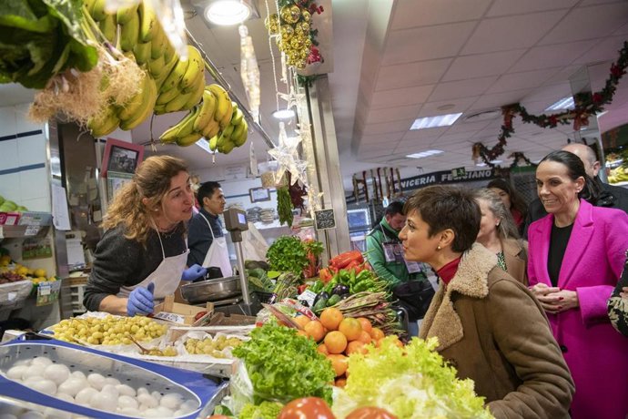 La ministra de Política Territorial y Portavoz del Gobierno, Isabel Rodríguez, visita el mercado de abastos en Ciudad Real
