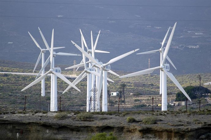Archivo - Parque eólico en Tenerife