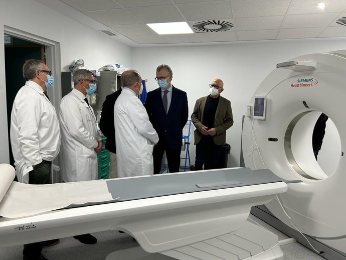El consejero de Salud, Juan José Pedreño, visitó hoy el hospital Santa María del Rosell de Cartagena donde se acaba de instalar un nuevo TAC