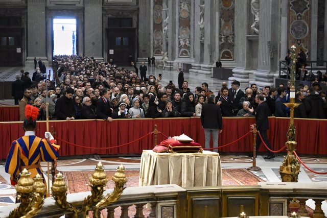 Centenares de personas observan al Papa Emérito Benedicto XVI en la capilla ardiente de la basílica de San Pedro del Vaticano, a 2 de enero de 2023, en la ciudad del Vaticano, Roma (Italia). 