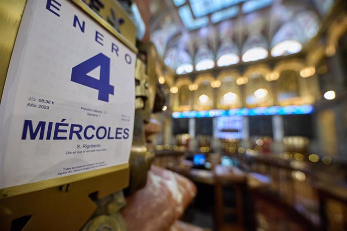 Calendario a día miércoles 4 de enero en el Palacio de la Bolsa, a 4 de enero de 2023, en Madrid (España). El Ibex 35 ha iniciado la sesión de hoy con un avance cercano al 0,6%, que ha llevado al selectivo a conquistar los 8.400 puntos tras quedarse aye