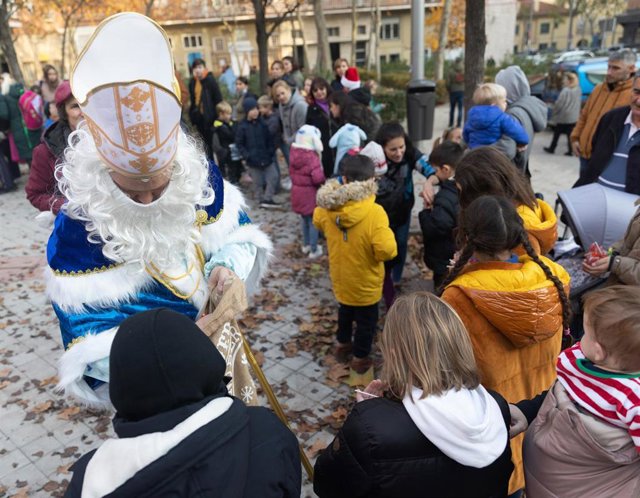 Un grupo de niños ucranianos saludan a San Nicolás en la Plaza San Amaro