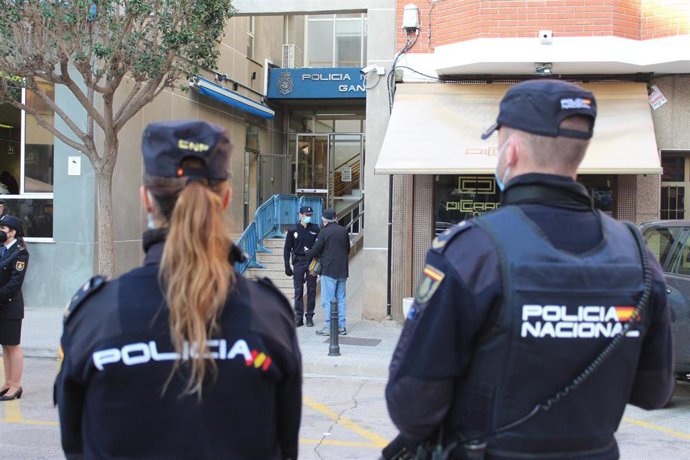 Nota De Prensa:" La Policía Nacional Detiene A Dos Hombres Tras Robar En Dos Viviendas Fracturando La Cerradura"