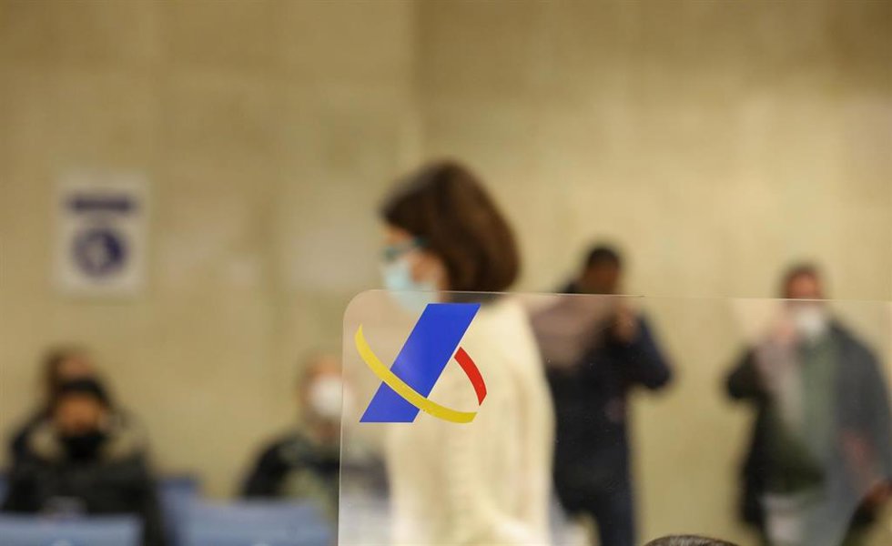 Archivo - Varias personas esperan en una oficina de la Agencia Tributaria, en una imagen de archivo.