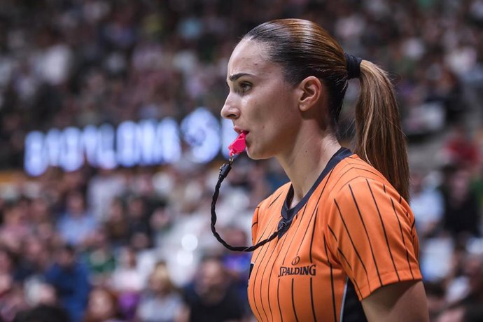 Archivo - La árbitro ACB Yasmina Alcaraz en un partido de la Liga Endesa