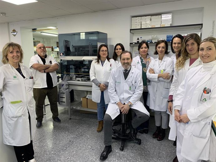 El doctor Álvaro Pascual junto a su equipo