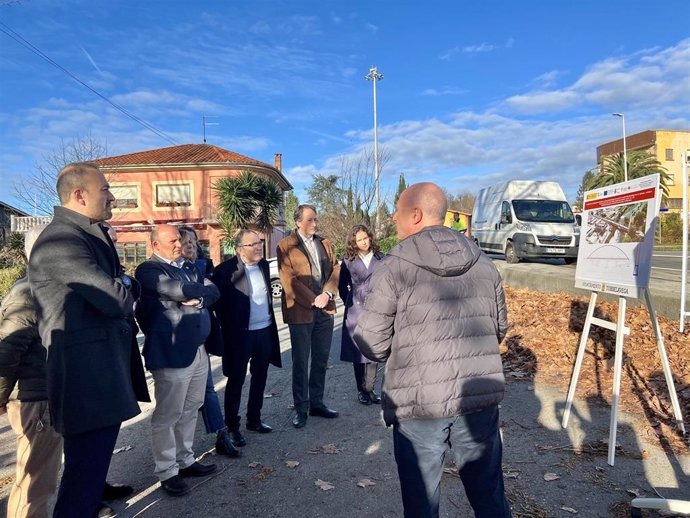 Varias autoridades presentan el proyecto de construcción de una pasarela en el Puente de la Barca