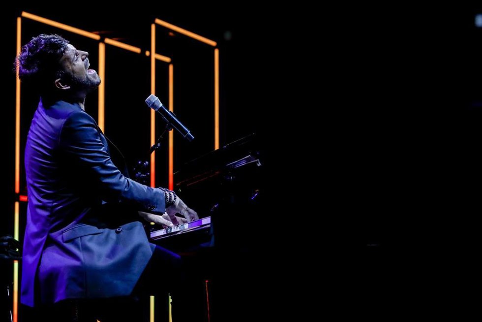 Archivo - El cantante y compositor Pablo López durante un concierto en el Wizink de Madrid.