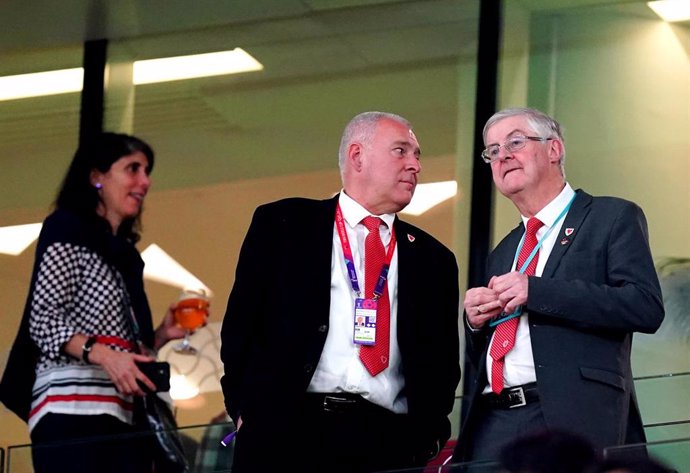 Archivo - Mark Drakeford, ministro principal de Gales, asiste a un partido del Mundial en Qatar