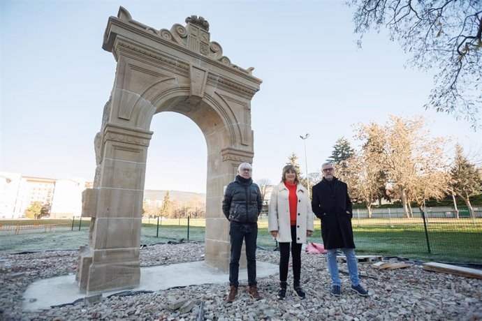 La consejera de Relaciones Ciudadanas, Ana Ollo, acompañada por el director general de de Paz Convivencia y Derechos Humanos, Martín Zabalza (a la derecha), y por el director del Instituto Navarro de la Memoria, Josemi Gastón (a la izquierda).